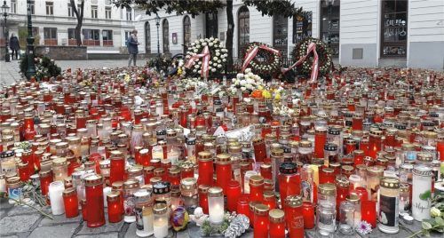 Menschen gedenken der Opfer nach dem Terrorangriff am 2. November in der Wiener Innenstadt. Kerzen und Blumen sind im Bereich der Seitenstettengasse niedergelegt. Das Thema beschäftigt auch unsere Leser.Foto dpa