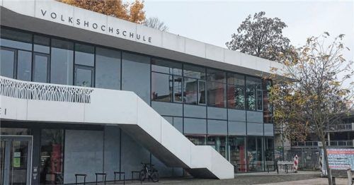 Mit der Vortragsreihe „Nachdenken über Corona“ hat die Kolbermoorer Volkshochschule und insbesondere ihre Leiterin viel Kritik auf sich gezogen. Foto Weinzierl
