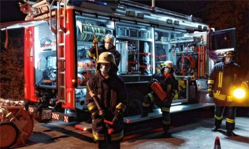 Mit Maske und Abstand im Einsatz: Steigt die Sieben-Tage-Inzidenz über 50, dürfen Feuerwehren die Einsatzfahrzeuge nur eingeschränkt besetzen. Foto Stefan Adam