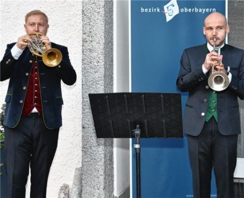Mit Tiroler Weisen spielte sich Bernhard Achhorner in die Herzen seines neuen Teams. Begleitet wurde er von seinem langjährigen Musikerkollegen Josef Hetzenauer.