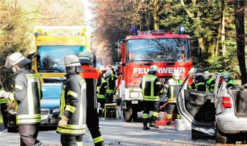 Nach dem Frontalzusammenstoß waren die beiden Autofahrer in ihren Fahrzeugen eingeklemmt und mussten mit schwerem Rettungsgerät befreit werden.Foto Reisner