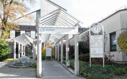 Nach einem massiven Corona-Ausbruch bleiben die Türen des Krankenhauses Bad Aibling bis auf Weiteres geschlossen. Behandlungen sind abgesagt, Patienten dürfen nicht besucht werden.Foto Reisner