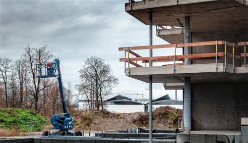 Nachverdichtung im Stadtzentrum heißt, dass auch Wohnbebauung nahe an Gewerbeareale heranrückt. Die Firma Mues (Hallen im Hintergrund) sieht das mit Sorge, fürchtet, in Zukunft Anwohnerbeschwerden ausgesetzt sein zu können. Fotos  Thomae