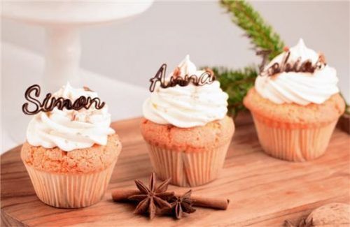 Namenszüge und Textnachrichten können mit dem Schoko-Drucker ebenso kreiert werden wie Tierfiguren. Foto djd-mk/mycusini