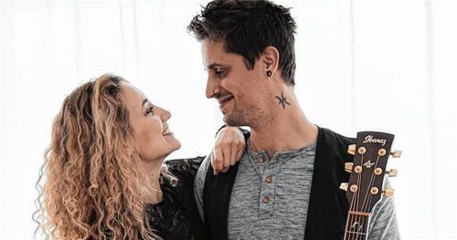 Nina Wagenstaller aus Söllhuben und Johannes Engelhardt aus Rosenheim sind nicht nur ein Paar, sondern bilden auch seit Kurzem die Band „JohaNina“. Foto Niessen