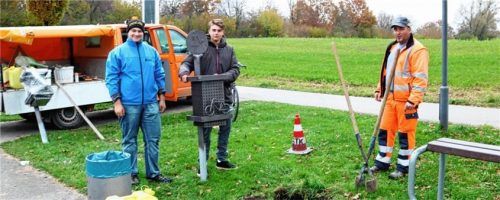 Nun kann Abfall hinein: Die Schüler Simon Endstrasser und Elias Aßböck halfen Franz Draxinger vom Bauhof, ihre geschmiedeten Kübel aufzustellen (von links). Foto Riediger