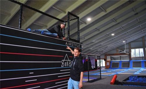 Nur auf den Trampolinen durfte die Maske ab: Die beiden Gründer Thomas Kaiser (links) und Karl Ramos müssen trotz eines strengen Hygienekonzepts wieder schließen. Foto Hausmann