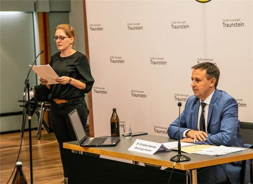 Oberbürgermeister Christian Hümmer und Pressesprecherin Agnes Giesbrecht, die Fragen der Bürger vorlas, bei der ersten digitalen Bürgerversammlung in Traunstein.