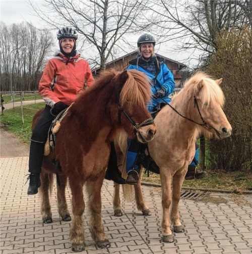 Ohne Steigbügel und Sattel können die Gruppenmitglieder um Monika Steuck (links) unter Leitung von Reittherapeutin Dr. Ursula Steinmayer-Schulz Stunden am Islandpferdehof Auensee nehmen. Fotos privat