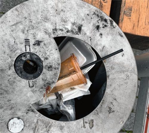 Pappschachteln und Plastikbecher: Aufgrund der Schließung der Gaststätten sorgen Angebote zum Mitnehmen vermehrt für überfüllte Mülleimer in der Rosenheimer Innenstadt. Foto gantner