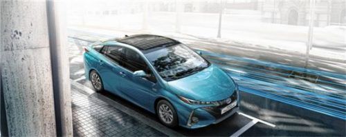 Parkt der Wagen in der Sonne, wird die gewonnene Energie dabei zunächst in einem separaten Akku gespeichert und anschließend über eine sogenannte Pumpspannung gebündelt in die Antriebsbatterie eingespeist. Foto Toyota