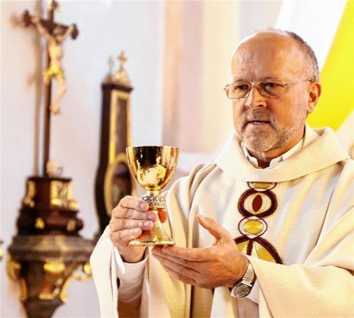 Pater Bernhard Stiegler wurde in der Vorwoche positiv auf Corona getestet. Die Gottesdienste in den Pfarrkirchen des Pfarrverbands Aschau mussten abgesagt werden.Foto  re