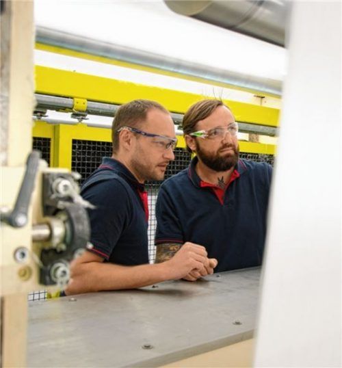 Produktion auf der Vlies-Anlage: (von links) Andreas Kaltner und Martin Beer beim Qualitäts-Check.