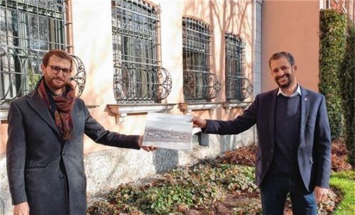 Pünktlich zum Verkaufsstart übergab der Leiter des Stadtarchivs, Christopher Kast (links), die neue Ausgabe an Oberbürgermeister Andreas März.Foto Stadt Rosenheim
