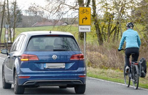 Radfahrer müssen kurz nach dem Ortsausgang von Mauerkirchen rund 300 Meter auf der Staatsstraße 2092 zurücklegen, bevor sie den Radweg Richtung Rimsting erreichen. Oft kommt es dabei zu gefährlichen Überholmanövern von Autofahrern. Bei vielen Radlern sorgt das für massives Unbehagen. Foto Ammelburger