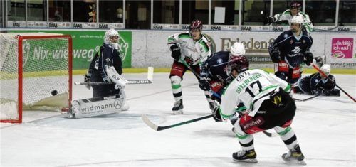 Riesenchance durch Dominik Daxlberger, der den Puck am Weidener Tor vorbeischoss.