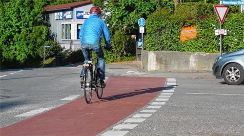 Roter Schutzstreifen für Radfahrer: Stephanskirchen hat – wie hier an der Einmündung Wasserburger-/Salzburger Straße schon die eine oder andere Maßnahme zur Verbesserung des Radverkehrs ergriffen. Foto re