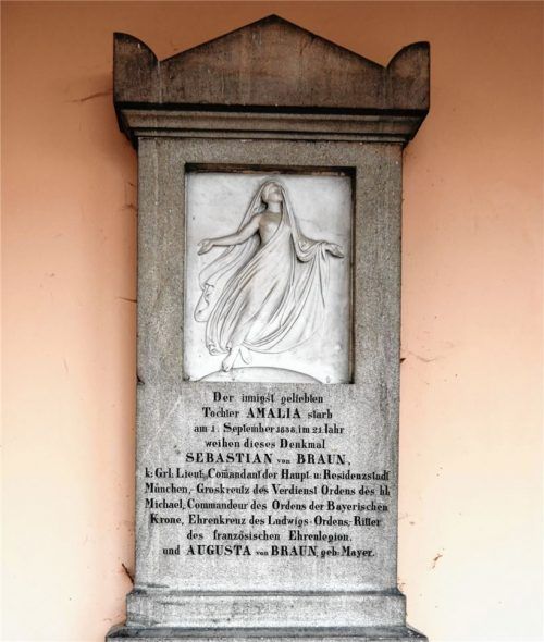 Seit 1921 befindet sich das Grabmal mit dem Kunstwerk des Bildhauers Ludwig Schwanthaler unter den südlichen Arkaden des alten Leichenhauses im Rosenheimer Friedhof. Fotos Frick