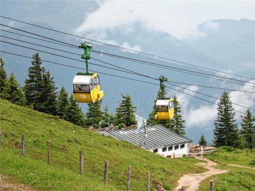 Seit Ende der 50er-Jahre bieten die inzwischen historischen Gondeln der Kampenwandseilbahn ein gewohntes Bild. Die geplante Sanierung spaltet die Bevölkerung.Foto Rehberg