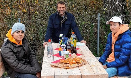 Selbst kreiert: Schüler Tarik Mayer, Künstler und Kunsttherapeut Michael Zuber, Anleiter und Schüler Marcel Suttner (von links). Foto re