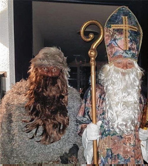 Sie sind seit Jahren ein unzertrennliches Team: Sepp Goldmann als Nikolaus (rechts) und sein Freund Joe Schrott als Krampus. Foto RE