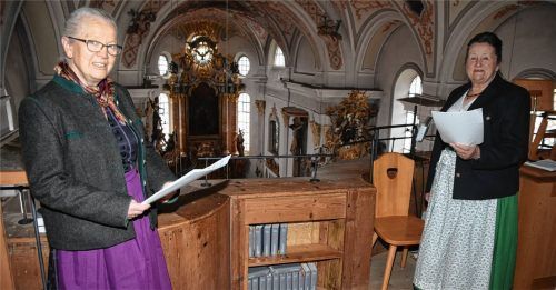 Sie singen seit 60 Jahren mit Leib und Seele im Flintsbacher Kirchenchor: die Freundinnen Hanni Karrer (links) und Anne Mayer. Foto Ruprecht