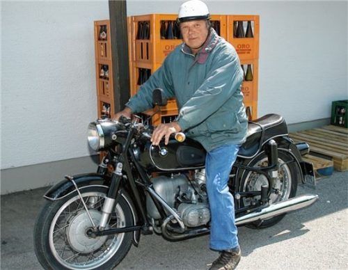 So kannten ihn die Rohrdorfer und so hat ihn die Familie in Erinnerung: Jakob Wagner mit seiner geliebten 500er-BMW auf dem ORO-Betriebsgelände.Foto oro