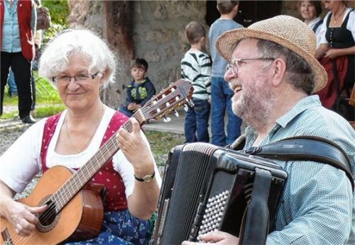 So kennt man ihn: Ernst Schusser mit Eva Bruckner bei einer Sing-Aktion in Amerang. Foto Bezirk Oberbayern/Claudia Richartz