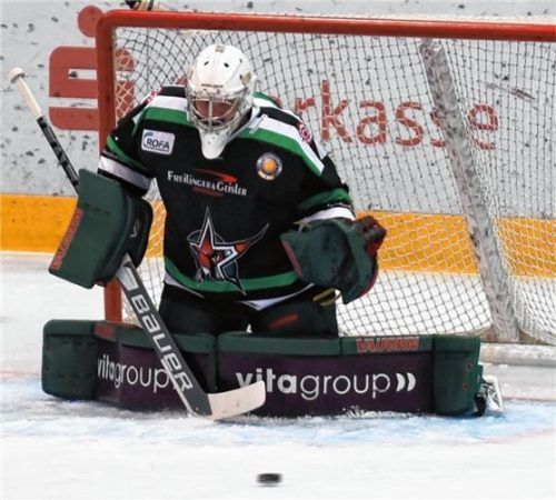 Starbulls-Keeper Jonas Stettmer machte bei seinem ersten Pflichtspiel für die Starbulls gegen Höchstadt einen guten Job. Jetzt trifft er auf seinen älteren Bruder. Foto Ziegler