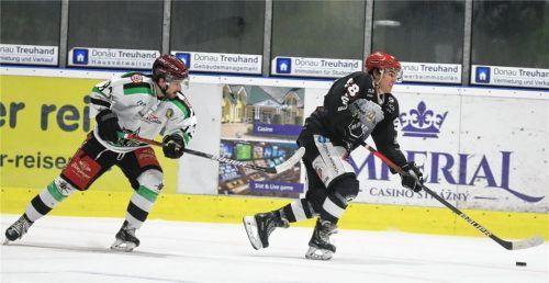 Starbulls-Neuzugang Tobias Meier (links) war mit drei Treffern maßgeblich daran beteiligt, dass die Rosenheimer Eishockeyspieler in Passau den ersten zweistelligen Oberliga-Sieg in fremder Halle errangen.Foto Sigl