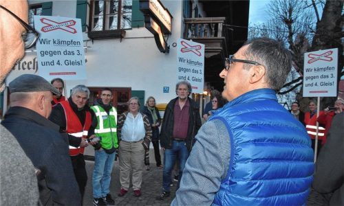 Streitbereit: Cem Özdemir (rechts) setzte sich – hier im Frühjahr bei einem Auftritt in Mietraching – mit Gegnern des Nordzulaufs auseinander. Foto Schlecker