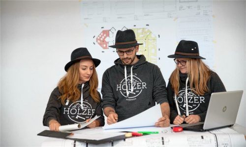 Studierende der Fakultät für Holztechnik und Bau tragen mit Stolz ihren „Holzer-Hut“.