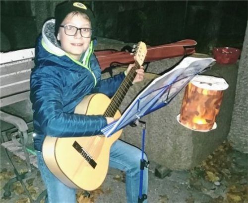Thansau: Johannes Reck (10) packte seine Gitarre, leerte seinen Süßigkeitenvorrat in eine Schüssel und ging nach draußen. „Mama, mir tun die Kinder so leid, dass sie keinen Laternenzug machen können und ihre Lieder nicht singen dürfen. Ich setz mich jetzt in die Nähe des Gehwegs und spiele die Martinslieder, die ich schon kann, damit Kinder, die allein mit ihrer Laterne unterwegs sind, wenigstens die Melodie hören. Und wenn ein Kind bei mir vorbeikommt, dann teil ich meine Süßigkeiten mit ihm. An St. Martin soll man doch teilen“, erklärte er. Fotos re/privat/Kindergärten