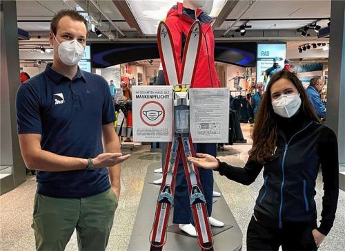 Unliebsame Maskenpflicht: Shopleiter Daniel Hofmann und Geschäftsführerin Tessa Irlbacher achten bei Iko in Raubling auf die konsequente Einhaltung der Corona-Vorschriften. Foto re