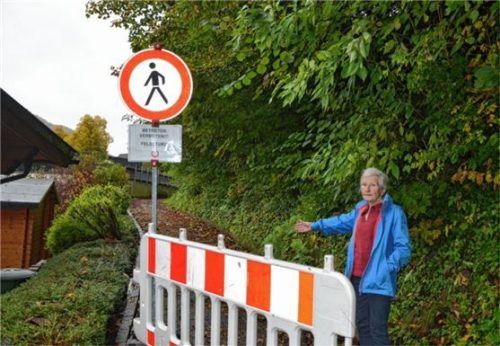 Ursula Gutsmüthl findet es schade, dass das beliebte Spatzenwegerl seit Juni nicht begehbar ist. Besonders Senioren fehlt diese Möglichkeit, um in den Ort zu kommen.Foto Schick