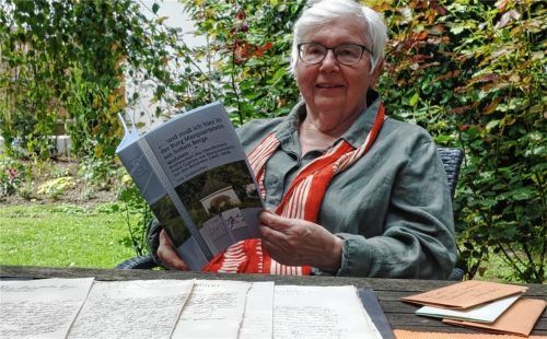 Uta Grabmüller, Autorin des fünften Achentaler Heftes des Heimat- und Geschichtsvereins Achental, hier mit einer großen Auswahl von Handschriften, die für das neue Heft ausgewertet wurden.Foto giesen