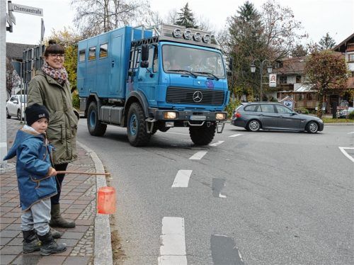 Verkehrsbrennpunkt in der Ortsmitte in Halfing: Christina van der Linden steht mit Sohn Vincent an der Kreuzung Bahnhofstraße/Chiemseestraße, wo sich zwei stark befahrene Staatsstraßen kreuzen. Foto Ammelburger