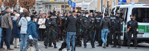 Viel Polizei war bei der Querdenker-Demonstration in Rosenheim im Einsatz. Auch das sorgt für Unmut bei unseren Lesern. Foto Schlecker.