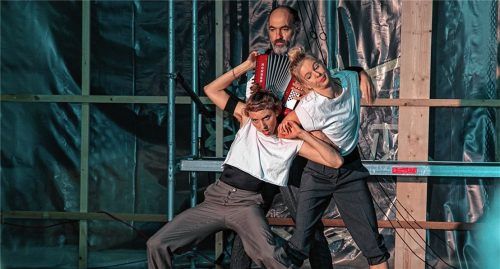 Virtuoser Tanzreigen im Spiel von Nähe und Distanz: Sophie Schmid (vorne), Katherina Drost und Bertram Wolters. Foto Effner