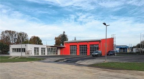 Von außen fast fertig: Rechts befindet sich die Fahrzeughalle, im linken Bereich sind die übrigen Räume, wie Umkleiden und Schulungsräume, untergebracht.