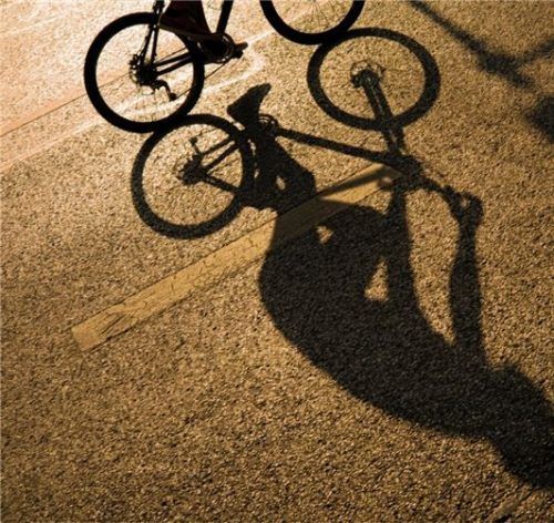 Vor dem Amtsgericht trafen sich jetzt zwei ehemalige Inhaftierte der Justizvollzugsanstalt Bernau wieder: Einer beschuldigte den anderen, einen Kaufvertrag für ein Fahrrad aufgesetzt zu haben. Foto dpa