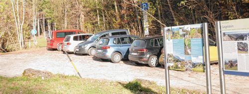 Wanderparkplatz in Hainbach: Selbst an einem Montagnachmittag ist er bei schönem Herbstwetter recht voll. Foto Kirchner