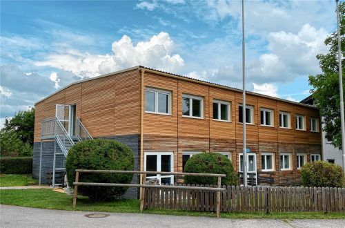 Weder von außen noch von innen ist diesem Bau anzusehen, dass er nur eine „Kindergarten-Übergangslösung“ ist. Das Bild stammt aus der Gemeinde Bernau, wo sich Bürgermeister Peter Kloo und Bauamtschef Andreas Meixner vorab über solche Lösungen informiert hatten. Foto re