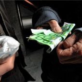 Verdeckten Ermittlern Drogen angeboten