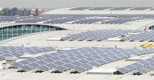 Wie geht es mit der Solar-Förderung weiter? Die Errichtung der damals weltgrößten Fotovoltaikanlage auf dem Dach der Messe München war wegweisend.Foto Merkur-Archiv / Marcus Schlaf