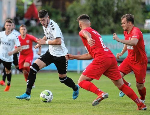 Wiedersehen: Burghausens Andrija Bosnjak sowie die Buchbacher Samed Bahar und Marco Rosenzweig (von links)treffen auch in der Zwischenrunde des Ligapokals der Regionalliga Bayern aufeinander.Foto Zucker
