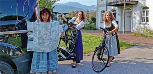 Wo geht’s lang? Die neu aufgelegte Karte für Fahrradtouren hilft auch den CAT-Mitarbeiterinnen (von links) Isabella Engelmann, Corinna Raab und Christina Pfaffinger weiter.Foto Chiemsee-Alpenland-Tourismus