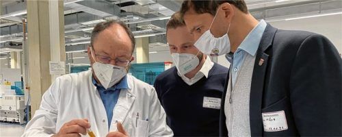 Wollten es genau wissen (von links): Leiter des Labors Dr. Thomas Schulzki erklärt Daniel Artmann (Zweiter Bürgermeister) und Andreas März (Oberbürgermeister) wie´s funktioniert. Foto stadt rosenheim