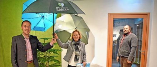Zu einem ersten Kennenlernen trafen sich (von links) Herbert Reiter, Tourismus-Leiter aus Aschau und Sachrang, Elisabeth Keihl, Geschäftsführerin der Achental Tourismus, und Bürgermeister Josef Loferer. Foto Wunderlich