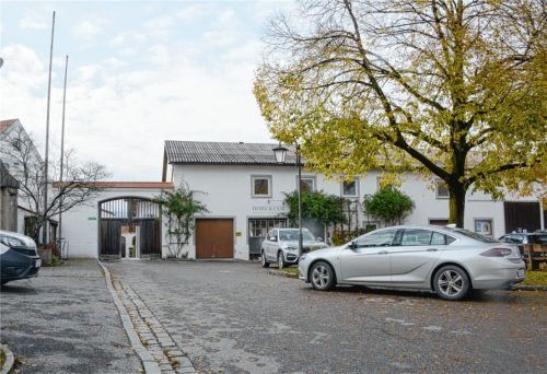 Der Pfarrhof in der Ortsmitte von Höslwang soll im Zuge der Dorferneuerung neu gestaltet werden. Foto Ammelburger